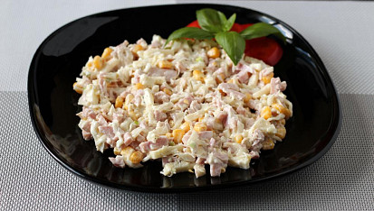 Salát z kysaného zelí se sterilovanou kukuřicí