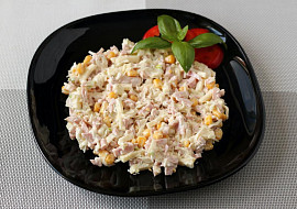 Salát z kysaného zelí se sterilovanou kukuřicí