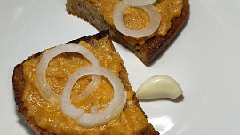 Vaječno - kečupová pomazánka na topinky