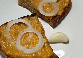 Vaječno - kečupová pomazánka na topinky (Snáď moje nedokonalé foto neurazí...)