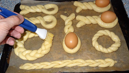 Velikonoční pečivo z kynutého těsta