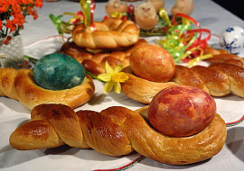 Velikonoční pečivo z kynutého těsta