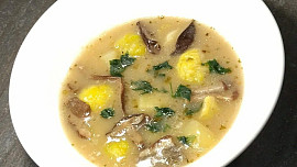 Bramborová polévka s růžičkovou kapustou a lesními houbami