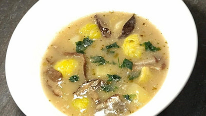 Bramborová polévka s růžičkovou kapustou a lesními houbami, Výborná