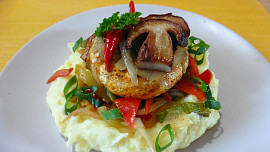 Hermelín s osmaženou cibulí a houbami