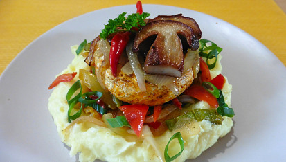 Hermelín s osmaženou cibulí a houbami