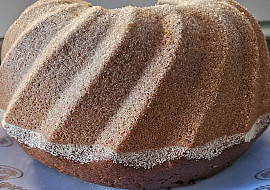 Kakaová bábovka s nugátem