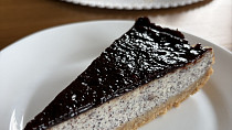 Makový cheesecake s povidly