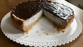 Makový cheesecake s povidly