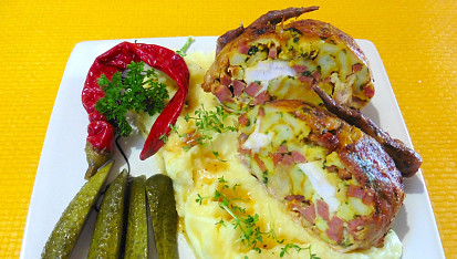 Pečená kuřecí kůže s nádivkou a masem z horkovzdušné fritézy