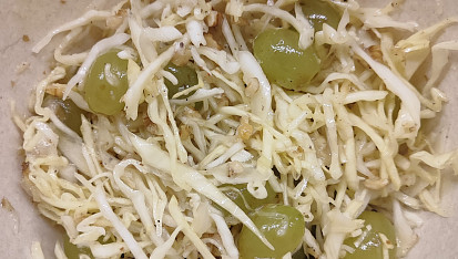 Růžový salát s hrozny, Hotovo... jen bílým zelím.