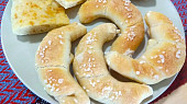 Sádlové rohlíky zadělávané v domácí pekárně (Na tvarovaní rohlíkov musím ešte popracovať.)