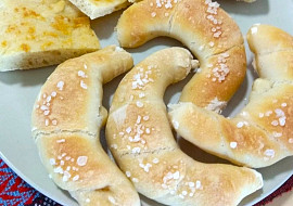 Sádlové rohlíky zadělávané v domácí pekárně (Na tvarovaní rohlíkov musím ešte popracovať.)