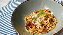 Špagety s lilkem, slaninou a rajčaty
