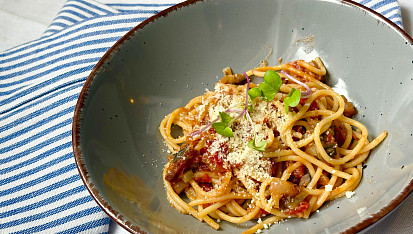 Špagety s lilkem, slaninou a rajčaty