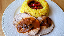 Špikovaná vepřová pečeně se sušenými houbami a kari rýží