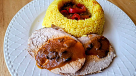 Špikovaná vepřová pečeně se sušenými houbami a kari rýží