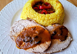 Špikovaná vepřová pečeně se sušenými houbami a kari rýží