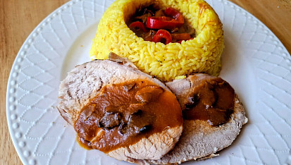 Špikovaná vepřová pečeně se sušenými houbami a kari rýží
