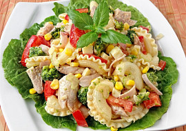 Těstovinový salát s pečeným kuřecím masem a zeleninou