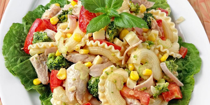 Těstovinový salát s pečeným kuřecím masem a zeleninou