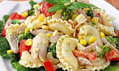 Těstovinový salát s pečeným kuřecím masem a zeleninou