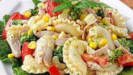 Těstovinový salát s pečeným kuřecím masem a zeleninou