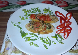 Tousty se žampionovo-česnekovou směsí