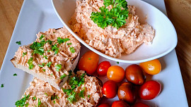 Balkánská pomazánka s petrželkou