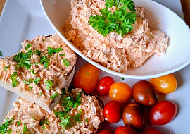 Balkánská pomazánka s petrželkou