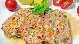 Barevná sekaná pečeně se zeleninou