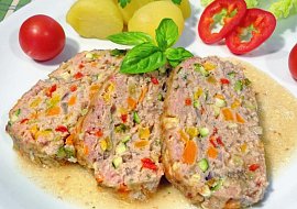 Barevná sekaná pečeně se zeleninou