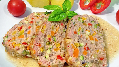 Barevná sekaná pečeně se zeleninou