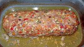 Barevná sekaná pečeně se zeleninou