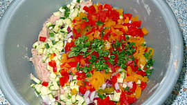 Barevná sekaná pečeně se zeleninou