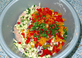 Barevná sekaná pečeně se zeleninou