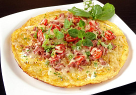 Bramborová pizza se salámem a zeleninou