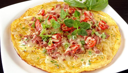 Bramborová pizza se salámem a zeleninou