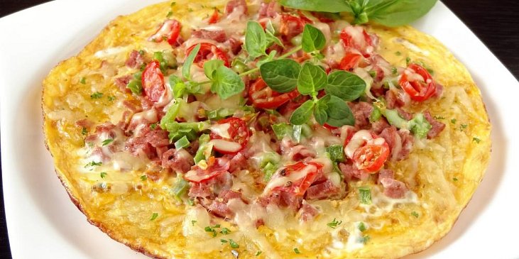 Bramborová pizza se salámem a zeleninou