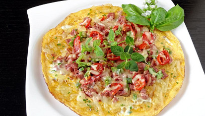 Bramborová pizza se salámem a zeleninou