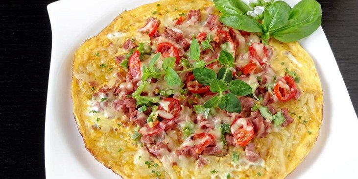 Bramborová pizza se salámem a zeleninou