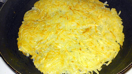 Bramborová pizza se salámem a zeleninou