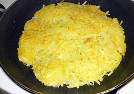 Bramborová pizza se salámem a zeleninou