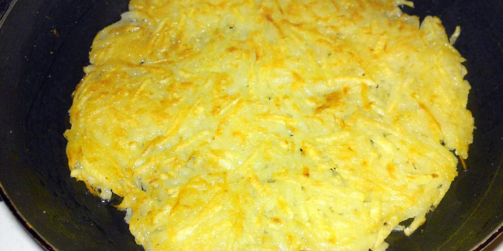 Bramborová pizza se salámem a zeleninou