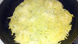 Bramborová pizza se salámem a zeleninou