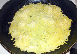 Bramborová pizza se salámem a zeleninou