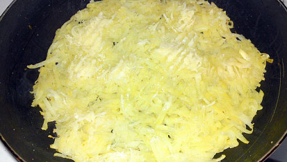 Bramborová pizza se salámem a zeleninou