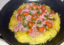 Bramborová pizza se salámem a zeleninou