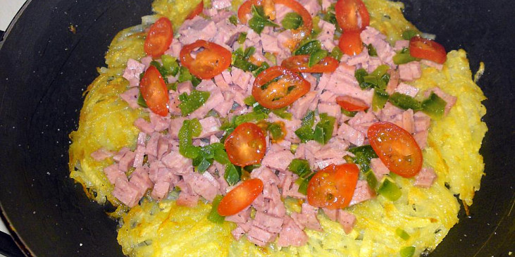 Bramborová pizza se salámem a zeleninou