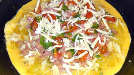 Bramborová pizza se salámem a zeleninou